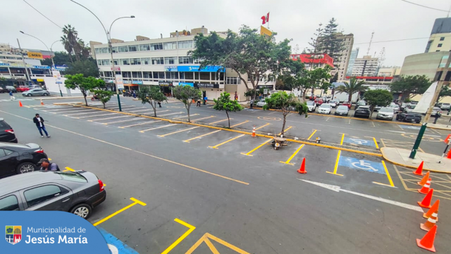 📣 Nuestro equipo de la Subgerencia de Obras Públicas y Mantenimiento Urbano, trabajó en el mantenimiento y pintado de la señalización horizontal de los estacionamientos del Conjunto Residencial San Felipe. 🚧
