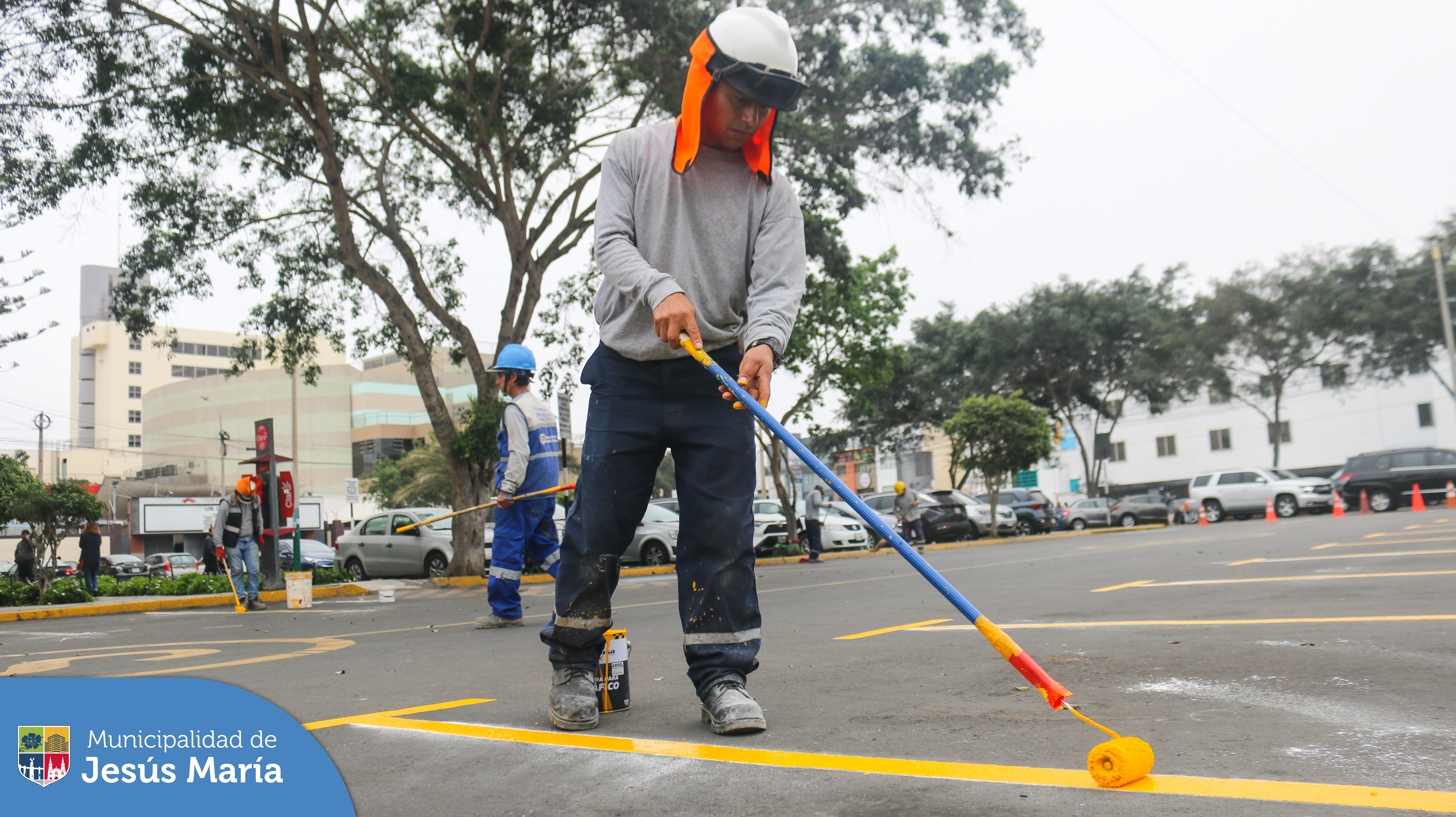 📣 Nuestro equipo de la Subgerencia de Obras Públicas y Mantenimiento Urbano, trabajó en el mantenimiento y pintado de la señalización horizontal de los estacionamientos del Conjunto Residencial San Felipe. 🚧