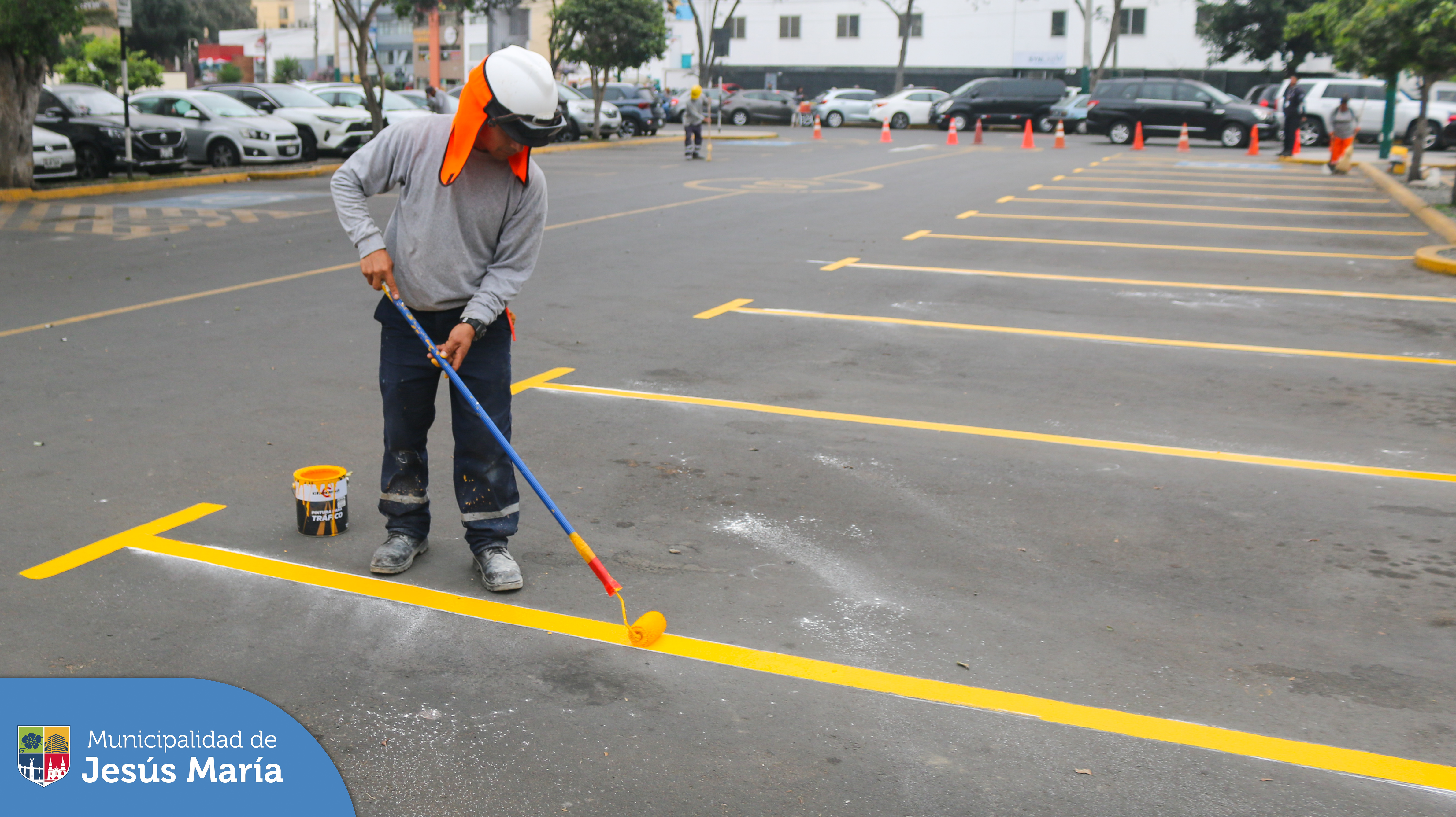 📣 Nuestro equipo de la Subgerencia de Obras Públicas y Mantenimiento Urbano, trabajó en el mantenimiento y pintado de la señalización horizontal de los estacionamientos del Conjunto Residencial San Felipe. 🚧