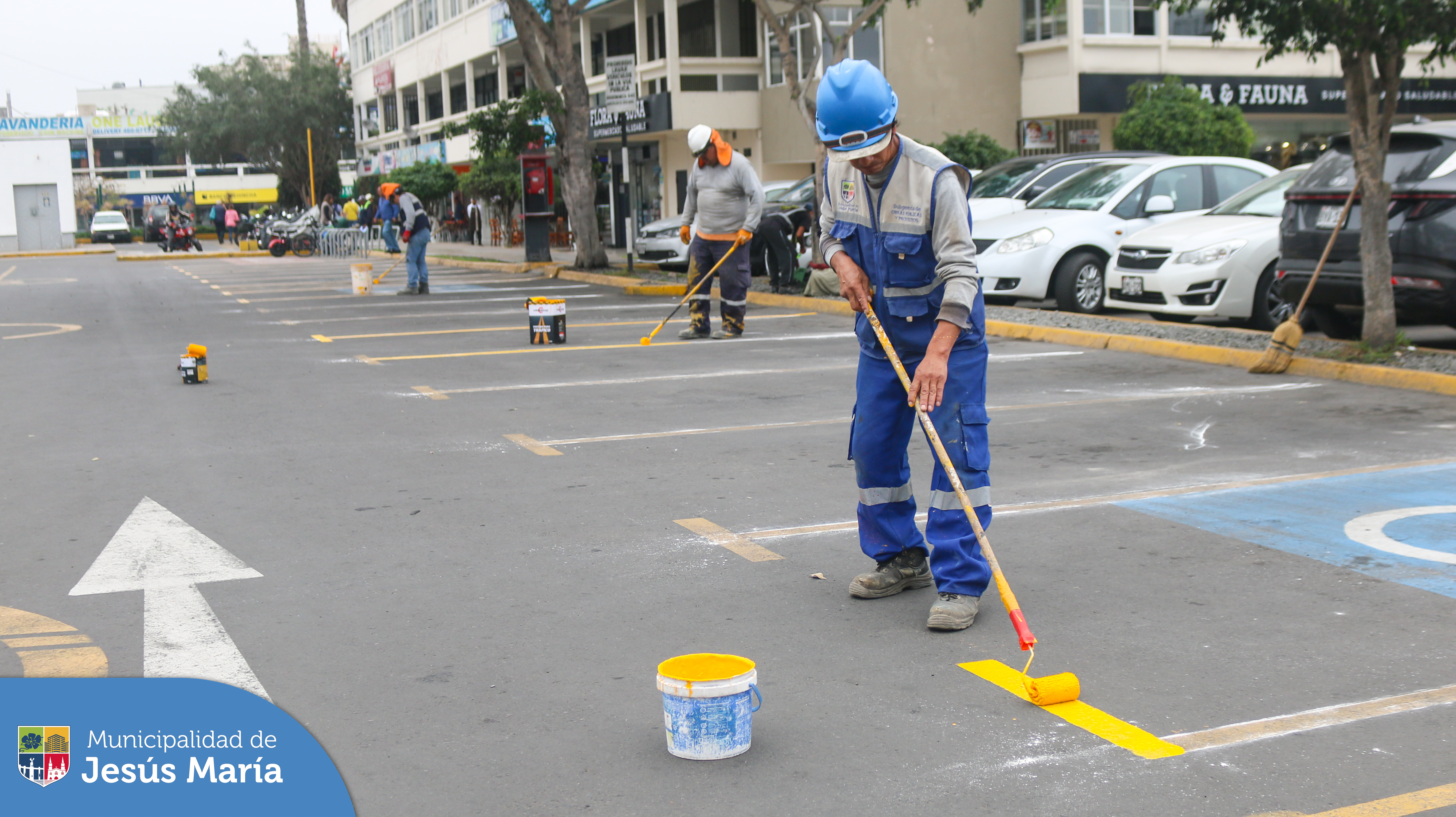 📣 Nuestro equipo de la Subgerencia de Obras Públicas y Mantenimiento Urbano, trabajó en el mantenimiento y pintado de la señalización horizontal de los estacionamientos del Conjunto Residencial San Felipe. 🚧