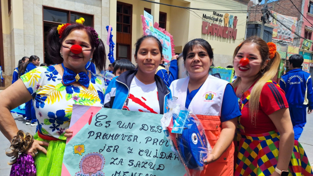 En conmemoración del Día de la Salud Mental, la Municipalidad Distrital de Chancay y el Hospital de Chancay se unieron en una destacada iniciativa para sensibilizar a la comunidad sobre la importancia de cuidar la salud mental bajo el lema de este año: "Cuidemos nuestra salud mental." El evento incluyó un colorido pasacalle y un concurso de pancartas, donde se premió a aquellos con el mensaje más impactante y significativo en torno a la salud mental.