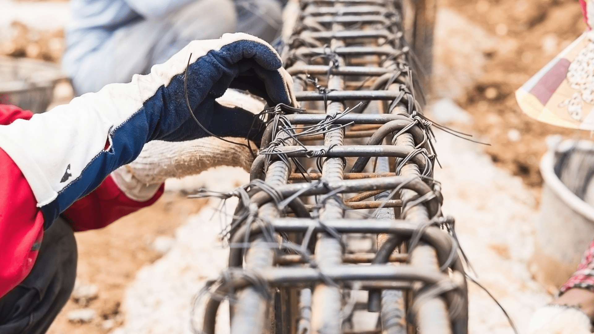 Foto de un trabajador colocando alambre y fierros
