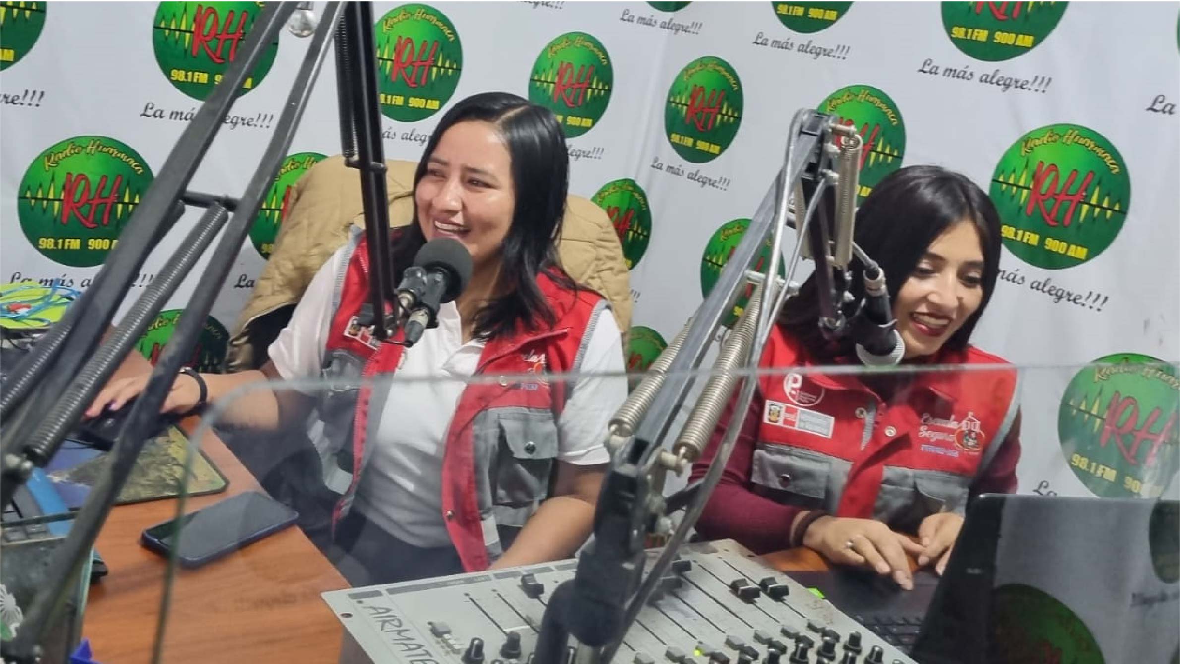 Un total de 52 radioemisoras de 19 regiones iniciaron la transmisión de los programas “La escuela del aire” elaborados por el Ministerio de Educación (Minedu) con el propósito de difundir en zonas rurales mensajes y recomendaciones para los padres de familia y la comunidad en general, así como orientaciones a los docentes para un mejor desempeño en el aula.
La directora general de Educación Básica Alternativa, Intercultural Bilingüe y de Servicios Educativos en Ámbito Rural (Digeibira), Karina Ortiz, explicó que el objetivo de los programas es contribuir con la mejora de los aprendizajes de los estudiantes, valorar la diversidad cultural y lingüística y afianzar una educación pertinente y de calidad en todo el país.
Anotó que los programas se difunden en castellano y en diversas lenguas originarias como el quechua, aimara, ashaninka y shipibo-konibo, entre otras, y la producción y conducción están a cargo de especialistas de las UGEL, DRE y docentes, en coordinación con el Minedu.
“La escuela del aire” es una campaña radial que focaliza sus sedes en ámbitos rurales y zonas de frontera, como las provincias de Condorcanqui, San Ignacio, Maynas, Loreto Nauta, Datem del Marañón, Mariscal Ramón Castilla, Tambopata, El Collao, Coronel Portillo, Atalaya y Zarumilla.
Los programas también se emiten en provincias del ámbito de los valles de los ríos Apurímac, Ene y Mantaro (VRAEM), como Tayacaja (Surcubamba), Andahuaylas, Huanta, Satipo, Huancayo y La Convención (Quillambamba y Pichari).
La campaña incluye también a las provincias de Pasco, Río Santiago, Padre Abad, Lamas, El Dorado, Rioja, Puerto Bermúdez, Yurimaguas, San Román, Carabaya, Puno, Huarmaca, Piura, Ferreñafe, Jaén, Barranca, Angaraes, Huánuco, Huamalíes, Pachitea, Canchis, Quispicanchi, Huancavelica, Otuzco, Acobamba, Parinacochas, Cangallo, Cajamarca, Cutervo, Cusco, Grau, Río Tambo, Ayacucho y Abancay.
La directora de Digeibira señaló que “La escuela del aire” se gestó hace veinte años como parte del Programa Nacional de Emergencia Educativa y, desde entonces, se ha mantenido activa con apoyo de las UGEL y DRE para brindar información de interés a la comunidad.
“La escuela del aire promueve la participación de los oyentes mediante llamadas telefónicas o con entrevistas en campo y también la participación de los niños a través de los reporteros escolares, con sus historias, sus problemas y sus logros educativos”, agregó.