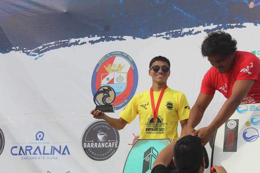 Chancay en alto gracias a los logros Destacados de Daniel Flores Peña en el Circuito Nacional de Bodyboard
Es un honor anunciar los impresionantes logros obtenidos por Daniel Flores Peña en el reciente Circuito Nacional de Bodyboard, en la categoría Drokne. Representando a Chancay y a la Asociación de Bodyboard del Puerto de Chancay, Daniel se destacó en cada una de las tres fechas del torneo, demostrando su habilidad y dedicación en las olas.