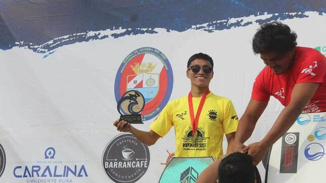 Chancay en alto gracias a los logros Destacados de Daniel Flores Peña en el Circuito Nacional de Bodyboard
Es un honor anunciar los impresionantes logros obtenidos por Daniel Flores Peña en el reciente Circuito Nacional de Bodyboard, en la categoría Drokne. Representando a Chancay y a la Asociación de Bodyboard del Puerto de Chancay, Daniel se destacó en cada una de las tres fechas del torneo, demostrando su habilidad y dedicación en las olas.