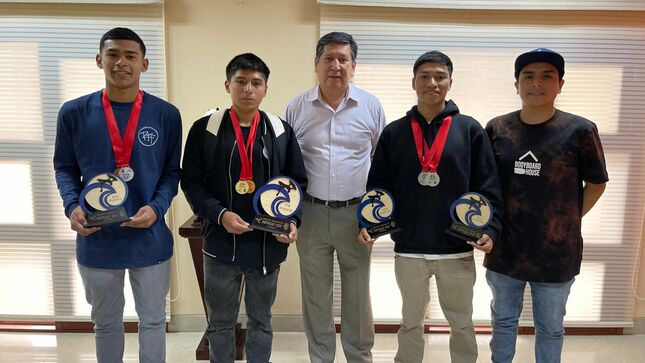 El Alcalde de Chancay, [Nombre del Alcalde], recibió con gran entusiasmo a los destacados campeones del bodyboard pertenecientes a la Asociación de Bodyboard Puerto Chancay. Durante la reunión, se destacó el impresionante desempeño de los atletas en el recientemente concluido Circuito Nacional de Bodyboard, organizado por la Federación Nacional de Tabla.