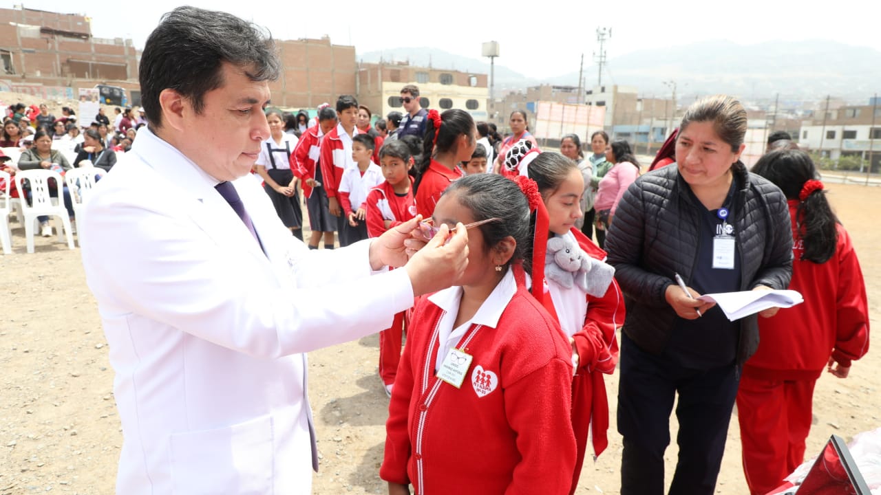 Minsa e INO mejoran la calidad de vida de 150 niñas y niños del distrito Mi Perú al entregarles lentes para mejorar su visión
