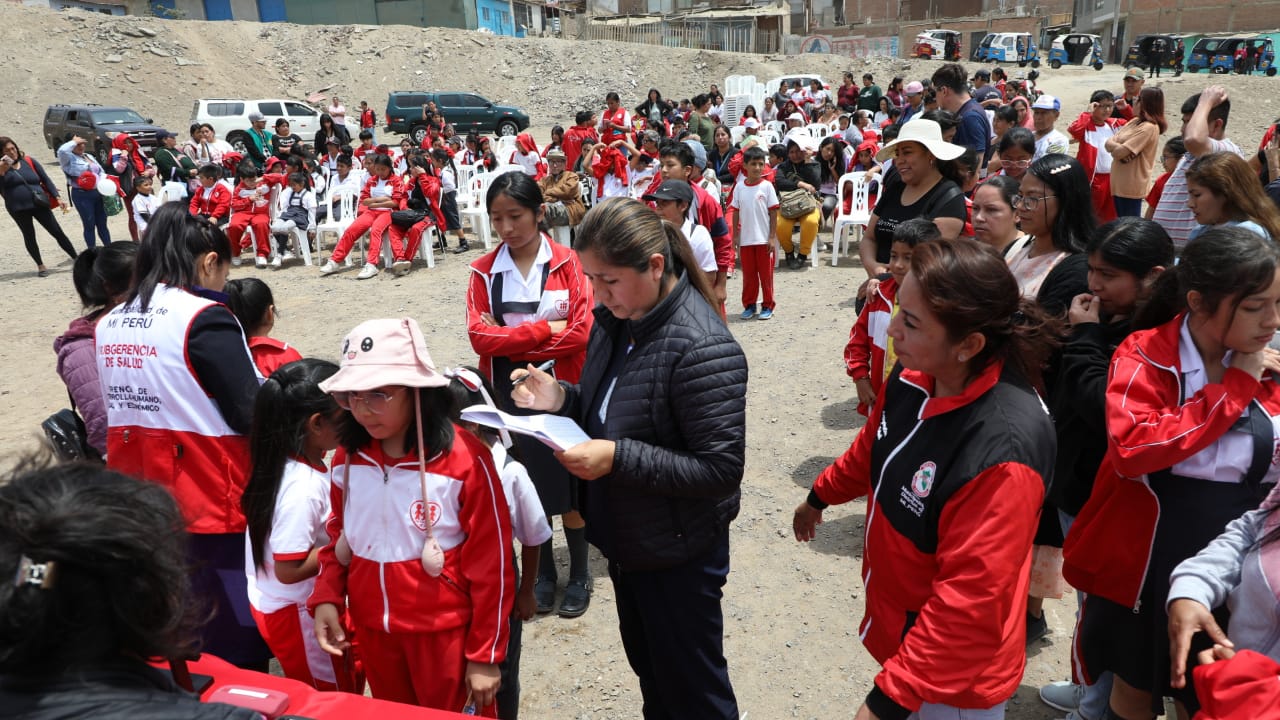 Minsa e INO mejoran la calidad de vida de 150 niñas y niños del distrito Mi Perú al entregarles lentes para mejorar su visión