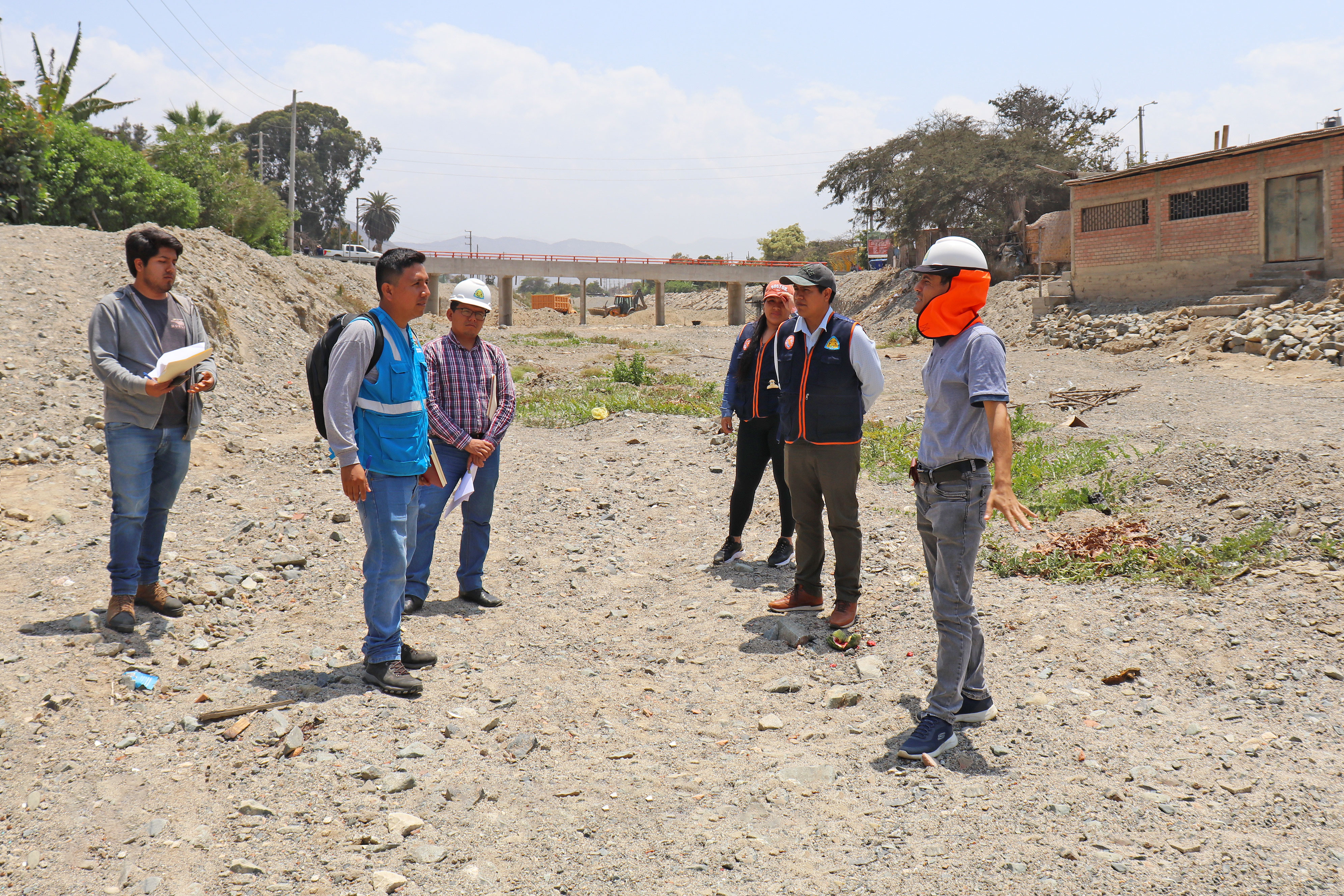 Ingenieros de la comuna nepeñera explicando la necesidad de reforzar ambos márgenes del río Solivín