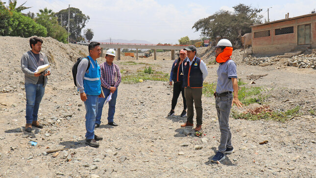 Ingenieros de la comuna nepeñera explicando la necesidad de reforzar ambos márgenes del río Solivín 