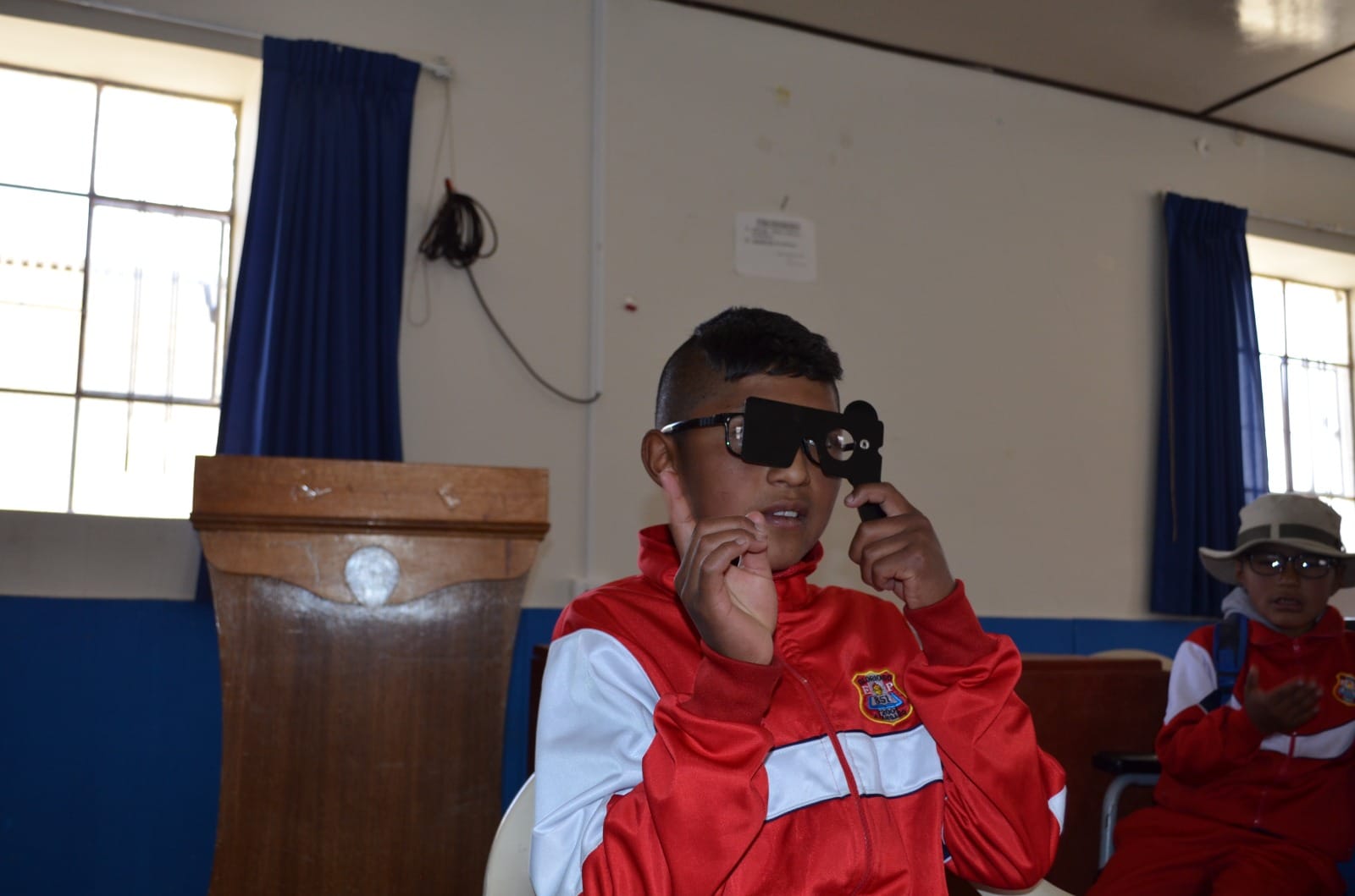 Puno INO y la Red de Salud de Azángaro entregan lentes correctores a 86 niños y niñas