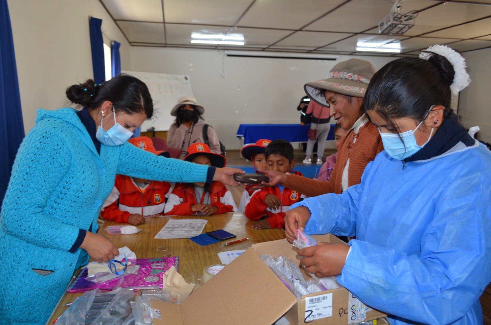 Puno INO y la Red de Salud de Azángaro entregan lentes correctores a 86 niños y niñas