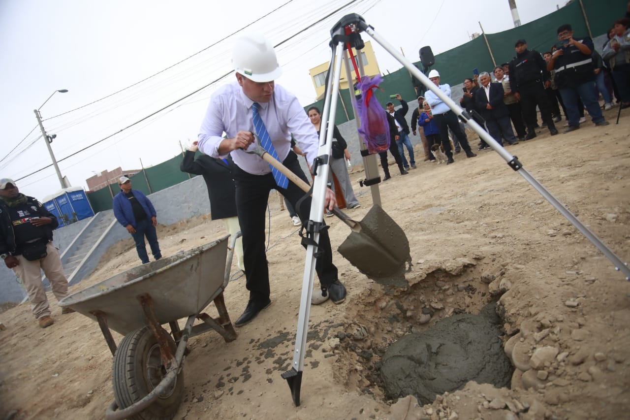 Un alcalde todo terreno. Fernando Velasco colocó la primera piedra para los trabajos