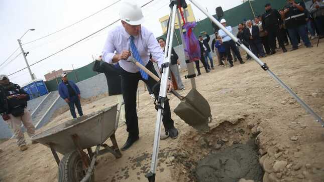 Un alcalde todo terreno. Fernando Velasco colocó la primera piedra para los trabajos 