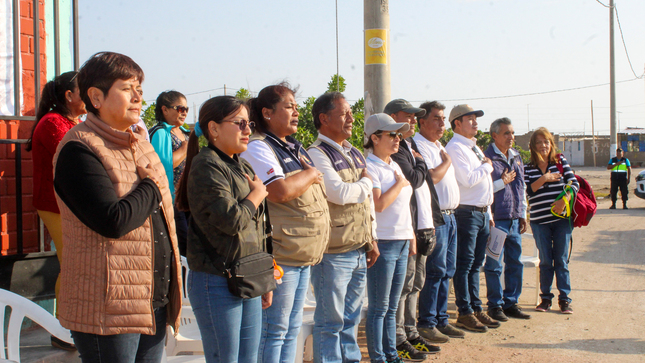 La Municipalidad de Reque entregó una resolución de reconocimiento especial a la Ing. Gisela Murrugara Huamanchumo, por su apoyo al desarrollo del distrito por intermedio de Water For People.