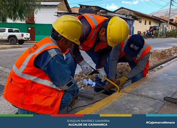 La Municipalidad Provincial de Cajamarca, a través de la gerencia de Transportes y Seguridad vial, realizó trabajos de mantenimiento y reparación en los semáforos ubicados en el Óvalo del Inca, mismos que fueron afectados por la empresa privada.
🚦La gerente de Transporte y Seguridad Vial, Edith Chuco Gutiérrez, junto al subgerente de Inspección y Seguridad Vial, Frey Hoyos Sangay, tuvieron a su cargo la supervisión de los trabajos realizados en la zona, los que consistieron en reparar las averías ocasionadas a la conexión eléctrica de los semáforos y al sistema de cableado subterráneo, los que no fueron reparados por la empresa a cargo de las instalaciones de gas natural. 🗣"Todas las conexiones eléctricas y cableado averiados fueron reemplazados por material nuevo, teniendo en cuenta aspectos técnicos que garanticen su durabilidad y el buen funcionamiento del servicio de semaforización, que se convierte en importante regulador del tránsito vehicular y peatonal en la zona" finalizó.