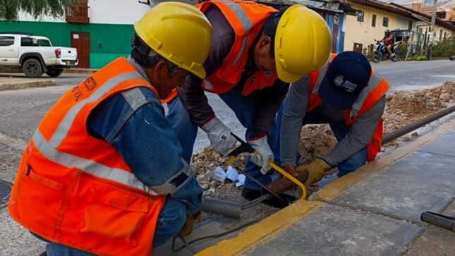 La Municipalidad Provincial de Cajamarca, a través de la gerencia de Transportes y Seguridad vial, realizó trabajos de mantenimiento y reparación en los semáforos ubicados en el Óvalo del Inca, mismos que fueron afectados por la empresa privada. 
🚦La gerente de Transporte y Seguridad Vial, Edith Chuco Gutiérrez, junto al subgerente de Inspección y Seguridad Vial, Frey Hoyos Sangay, tuvieron a su cargo la supervisión de los trabajos realizados en la zona, los que consistieron en reparar las averías ocasionadas a la conexión eléctrica de los semáforos y al sistema de cableado subterráneo, los que no fueron reparados por la empresa a cargo de las instalaciones de gas natural. 🗣"Todas las conexiones eléctricas y cableado averiados fueron reemplazados por material nuevo, teniendo en cuenta aspectos técnicos que garanticen su durabilidad y el buen funcionamiento del servicio de semaforización, que se convierte en importante regulador del tránsito vehicular y peatonal en la zona" finalizó.