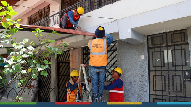 La Municipalidad Provincial de Cajamarca, a través de la gerencia de Desarrollo Territorial y Urbano, llevó a cabo una importante operación de desmontaje de estructuras que invadían la vía pública en la avenida Independencia, específicamente en las cuadras 8 y 9.
👉Este esfuerzo se enmarca dentro de las acciones de la municipalidad para garantizar el cumplimiento de las normativas urbanas y la mejora de la seguridad vial en la ciudad. El retiro de estas estructuras ilegales no solo busca mantener el orden y la estética urbana, sino también promover un ambiente más seguro y accesible para todos los cajamarquinos. 
🤝Los trabajos de desmontaje se realizaron de manera eficiente y coordinada, con la comprensión de los vecinos, lo que permitió que la operación se llevara a cabo sin incidentes, aceptando que ellos se encontraban en el error. 