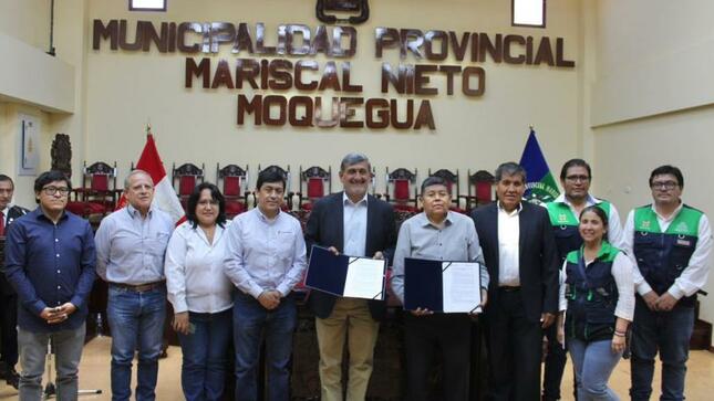 Se firmó el Convenio interinstitucional entre el municipio provincial de Mariscal Nieto, representada por su burgomaestre, John Larry Coayla con la empresa Anglo American Quellaveco, personificada por su gerente de Relaciones Institucionales, Alfredo Mogrovejo Jauregui; para financiar la implementación de inteligencia artificial para la gestión del agua en la EPS Moquegua. Participó del evento el Gerente Municipal, Carlos Alberto Ponce Zambrano.