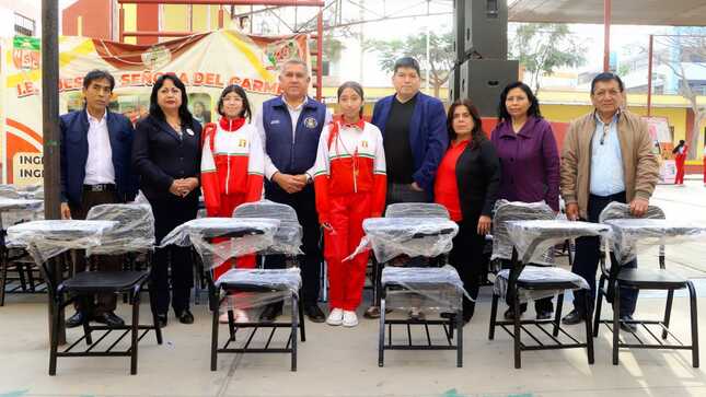 Alcalde provincial hizo entrega de carpetas a la I.E. Nuestra Señora del Carmen