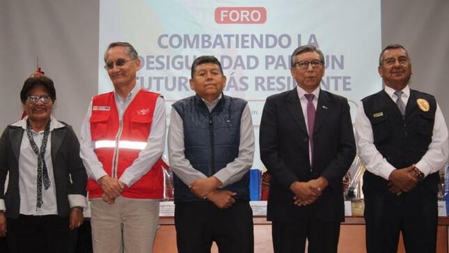 Con el objetivo promover una cultura de preparación para la reducción de riesgos ante eventuales desastres o peligros geológicos, se desarrolló con la presencia del Alcalde Provincial John Larry Coayla, el foro “Combatiendo la desigualdad para un futuro más resiliente”, organizado por la Municipalidad Provincial Mariscal Nieto, el Gobierno Regional de Moquegua, Indeci y el proyecto “Preparados y Seguros” que es financiado por la USAID/BHA e implementada por ADRA Perú en alianza con PREDES.