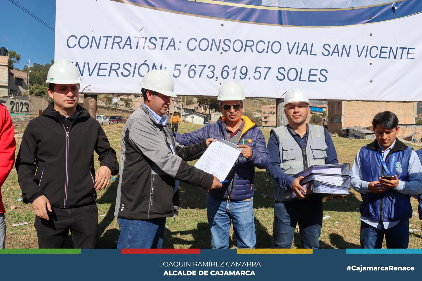 La Municipalidad Provincial de Cajamarca llev贸 a cabo la entrega de terreno destinado para continuar con los trabajos de pavimentaci贸n y asfaltado en la Avenida Miguel de Cervantes, abarcando desde la cuadra 12 hasta la cuadra 29 en los sectores de San Vicente y El Estanco, por un monto de m谩s de 5 millones de soles.
馃棧锔廍l gerente municipal, Wilder Narro Martos, destac贸 la importancia de esta obra, que beneficiar谩 a un gran n煤mero de moradores en Cajamarca, mejorando la accesibilidad y la calidad de vida en la zona.
馃Esta importante obra ser谩 ejecutada por el Consorcio San Vicente en el plazo de 6 meses. El ingeniero residente Luis Baz谩n, se comprometi贸 a avanzar con los trabajos y entregarla en el menor tiempo posible.