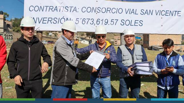 La Municipalidad Provincial de Cajamarca llevó a cabo la entrega de terreno destinado para continuar con los trabajos de pavimentación y asfaltado en la Avenida Miguel de Cervantes, abarcando desde la cuadra 12 hasta la cuadra 29 en los sectores de San Vicente y El Estanco, por un monto de más de 5 millones de soles. 
🗣️El gerente municipal, Wilder Narro Martos, destacó la importancia de esta obra, que beneficiará a un gran número de moradores  en Cajamarca, mejorando la accesibilidad y la calidad de vida en la zona.  
🤝Esta importante obra será ejecutada por el Consorcio San Vicente en el plazo de 6 meses. El ingeniero residente Luis Bazán, se comprometió a avanzar con los trabajos y entregarla en el menor tiempo posible. 