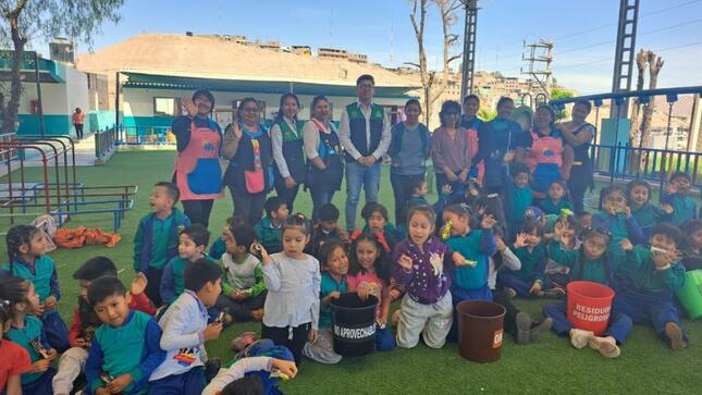 Con el fin de contar con un sistema de reciclaje escolar, a través de la Sub Gerencia de Gestión del Medio Ambiente se continúa impulsando el reciclaje dentro de las instituciones educativas de nuestro distrito.