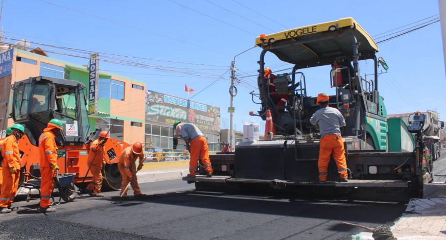 Gracias a una inversión superior a 21 millones de soles, mediante el proyecto “Mejoramiento del servicio de transitabilidad vehicular y peatonal de la Av. Alfonso Ugarte y Av. Santa Fortunata del C.P. San Francisco y C.P. San Antonio”, se beneficiará a más de 60 000 pobladores moqueguanos. Esta obra cuenta con un avance del 90% en carpeta asfáltica.