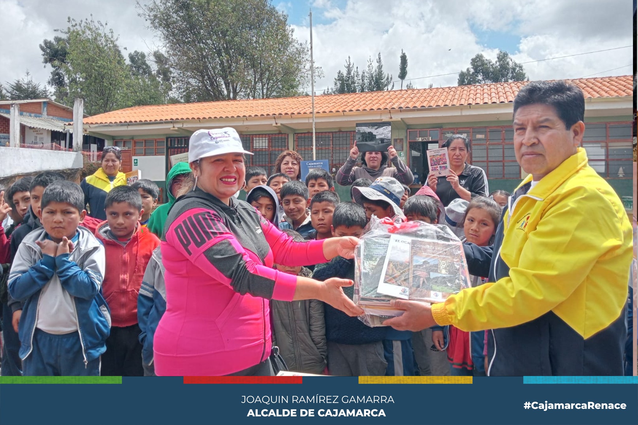 Son más de 1000 los alumnos beneficiados con las donaciones del Fondo Editorial de la Municipalidad Provincial de Cajamarca.
📖A la fecha, se han entregado paquetes de libros en instituciones educativas como Laguna Santa Úrsula en Namora, Mariano Iberico, José María Escribá de Balaguer, Divino Maestro, Isaac Newton, además de donaciones a asociaciones como la de cesantes y jubilados.
💪Con esto, desde la gerencia de Turismo y Cultura de la Municipalidad, se intenta incentivar la lectura, mientras se difunde la obra de autores cajamarquinos que han sido editados por el Fondo Editorial Municipal Julio Garrido Malaver.
