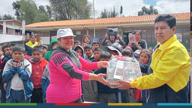 Son más de 1000 los alumnos beneficiados con las donaciones del Fondo Editorial de la Municipalidad Provincial de Cajamarca.
📖A la fecha, se han entregado paquetes de libros en instituciones educativas como Laguna Santa Úrsula en Namora, Mariano Iberico, José María Escribá de Balaguer, Divino Maestro, Isaac Newton, además de donaciones a asociaciones como la de cesantes y jubilados.
💪Con esto, desde la gerencia de Turismo y Cultura de la Municipalidad, se intenta incentivar la lectura, mientras se difunde la obra de autores cajamarquinos que han sido editados por el Fondo Editorial Municipal Julio Garrido Malaver.