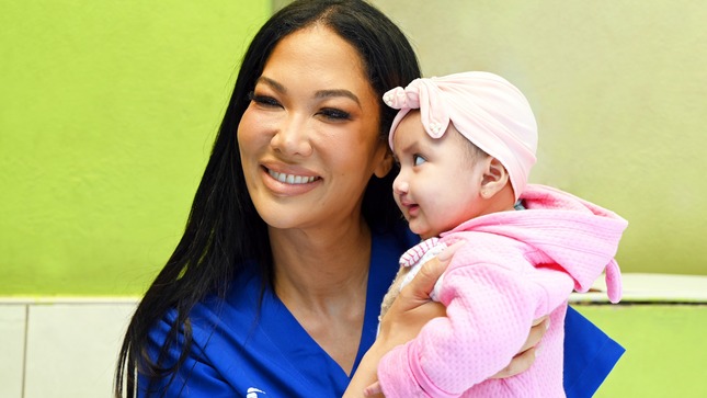 La supermodelo Kimora Lee Simmons visita a pacientes con Fisura Labio Palatina del INSN 