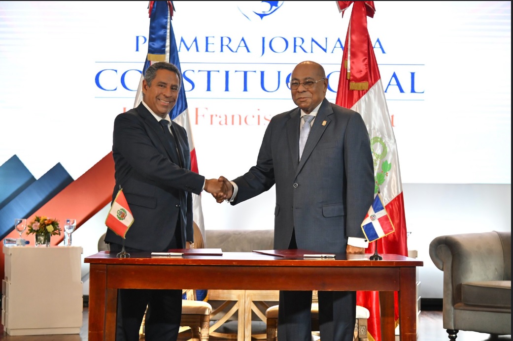 El presidente del Tribunal Constitucional del Perú, Francisco Morales Saravia y el presidente del Tribunal Constitucional de República Dominicana, Milton Ray Guevara.