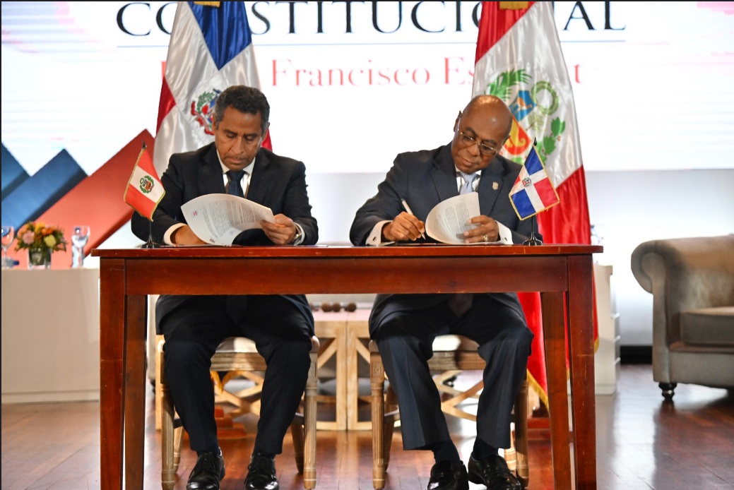 presidente del Tribunal Constitucional del Perú, Francisco Morales Saravia y el presidente del Tribunal Constitucional de República Dominicana, Milton Ray Guevara durante la suscripción del acuerdo.