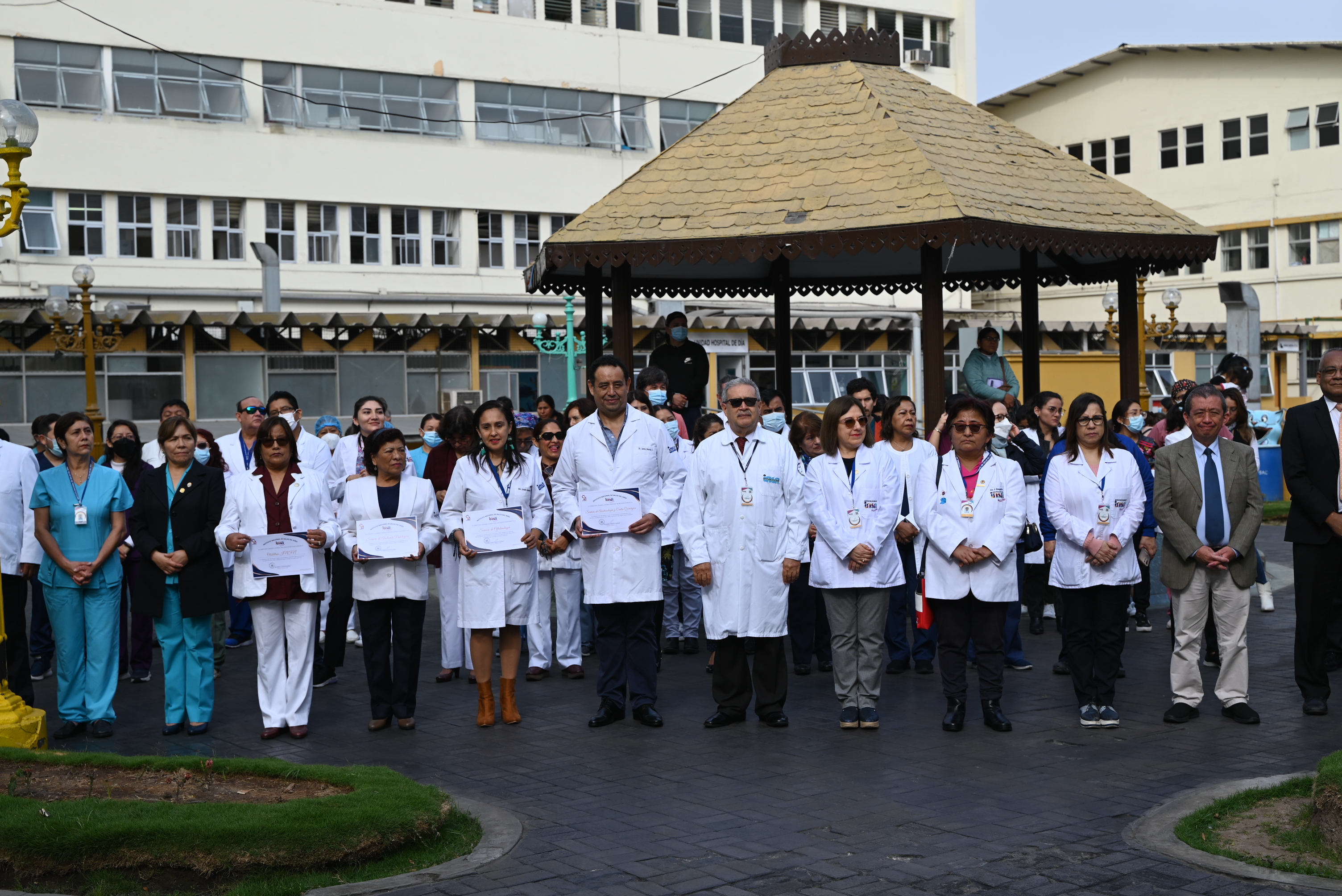 INSN reconoce labor al personal oftalmólogo, obstetra y servicios de anestiología y anatomía patalógica por fechas conmemorativas 