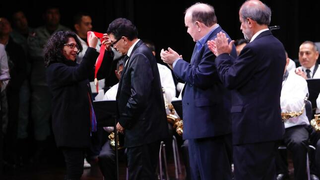 Ministra de Cultura entregó distinción de Personalidad Meritoria de la Cultura a director musical y orquestal, Armando Tarazona Padilla