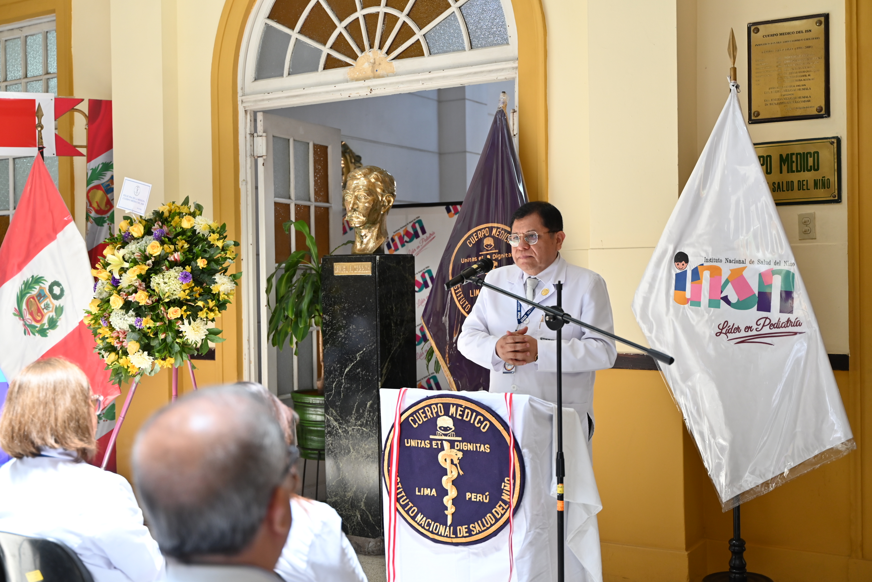 INSN rindió homenaje a médicos en su día y reconoció su destacada labor