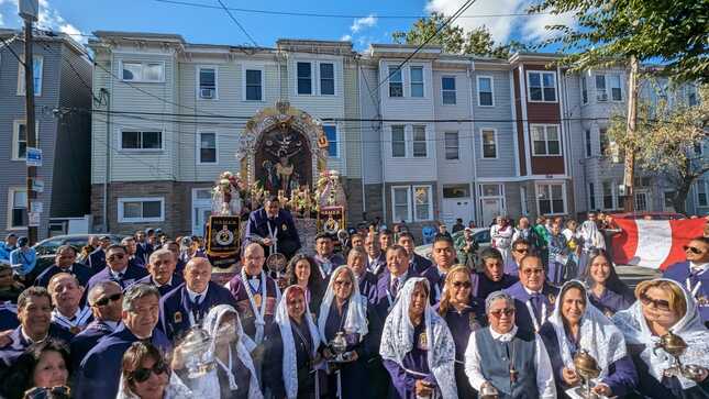 Consulado General del Perú en Boston celebra misa y procesión por el Señor de los Milagros