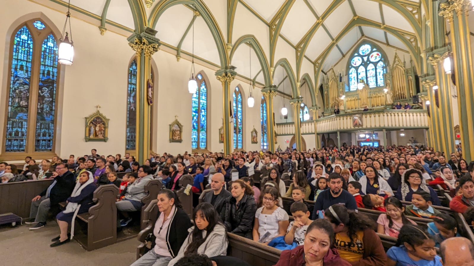 Consulado General del Perú en Boston celebra misa y procesión por el Señor de los Milagros