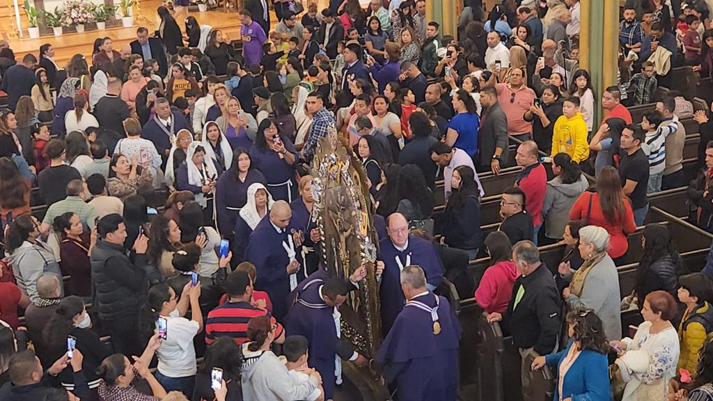 Consulado General del Perú en Boston celebra misa y procesión por el Señor de los Milagros