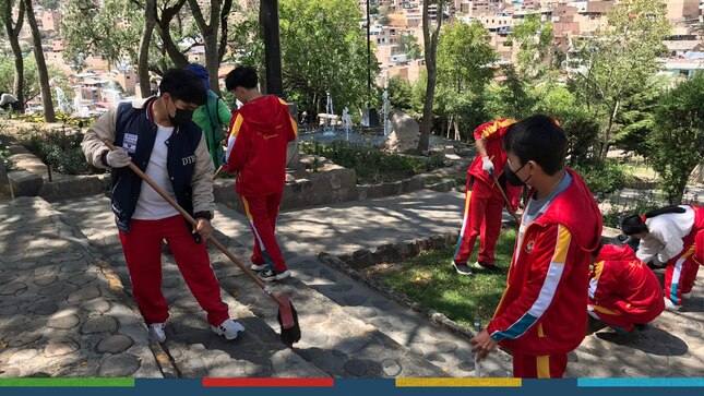 Como parte de la campaña de sensibilización enmarcada en la celebración de la Semana Turística en Cajamarca, hoy se realizó una jornada de limpieza en la colina Santa Apolonia, junto a estudiantes de la facultad de Hotelería y Turismo de la Universidad Nacional de Cajamarca, alumnos del colegio Diego Thomson, y alumnos de la Escuela Taller San Antonio.
👉Se espera difundir una consciencia respecto al cuidado que debemos tener con los espacios turísticos y arqueológicos que representan la historia y la belleza de nuestra ciudad. Agradecemos a todos los participantes por ayudarnos a cuidar y conservar nuestro principal centro turístico. 