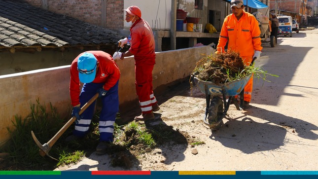 En un trabajo articulado entre sensibilizadores, gestores y supervisores de la gerencia de Desarrollo Ambiental, esta mañana se realizó la limpieza de cunetas y veredas del sector 12 Santa Elena  especificaciones en el pasaje Cali.
👉Esta actividad es coordinada con los vecinos de la zona y el presidente vecinal quienes de manera proactiva apoyan estas iniciativas de la comuna local. Así mismo, el objetivo principal es mantener las cunetas y las veredas limpias ya que en temporada de lluvia se llenan de maleza e impiden el flujo del agua, pudiendo ocasionar daño a los vecinos 
✅Por otro lado, los sensibilizadores son los que van de puerta en puerta todos los días concientizando a los vecinos de los diferentes sectores de la ciudad, para ello utilizan el perifoneo, las charlas en cada cuadra y posteriormente emiten su informe y se toma las acciones inmediatas. 
🤝Estos trabajos se realizan en todos los sectores de la ciudad como parte del plan ambiental 2023.