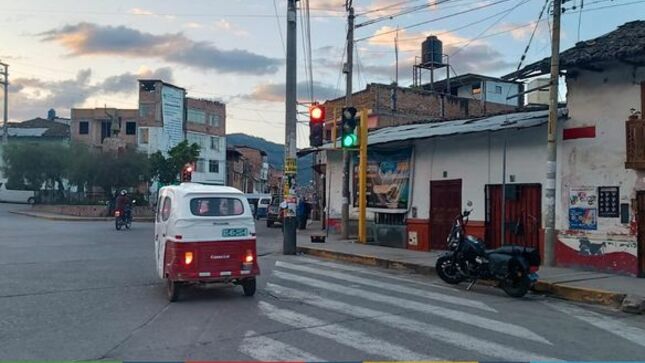 Luego de la reparación a las conexiones eléctricas y cambio de cableado, volvió a entrar en funcionamiento el servicio de semaforización de las intersección de los jirones El Maestro – José Sabogal y el Jr. El Maestro y la Av. Mario Urteaga, en el Óvalo del Inca que fuera averiado por la instalación subterránea del gas natural a cargo de una empresa privada.
🧰La reposición de este servicio se hizo realidad, luego que personal técnico de la gerencia de Transporte y Vialidad culminaran sus labores, dejándolo en óptimas condiciones para la regulación del tránsito vehicular y peatonal  en la zona. 
🆗Los trabajos de mantenimiento del servicio de semaforización en la ciudad de Cajamarca son permanentes, en virtud a las políticas de gestión del alcalde Joaquín Ramírez, con el propósito de prestar la seguridad vial necesaria para el tránsito vehicular y de peatones, a fin de mitigar posibles accidentes de tránsito que pongan en riesgo la vida y la salud de transportistas y de la ciudadanía en general. 
