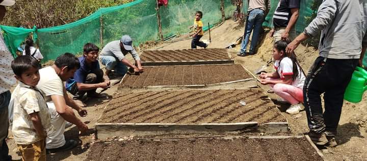 MDC. Atreves del área agropecuario, brindan semillas y asesoramiento técnico a estudiantes y padres de familia en la instalación de biohuertos.