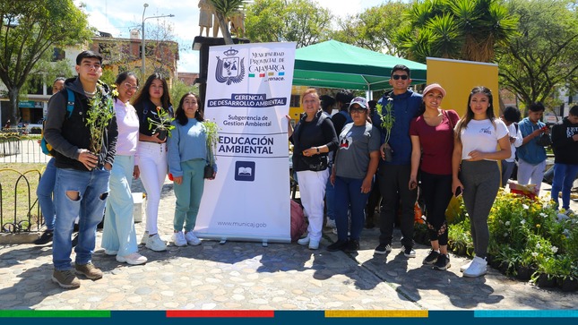 En un ejemplo de colaboración interinstitucional en pro del medio ambiente, la Municipalidad Provincial de Cajamarca y la Universidad Privada del Norte (UPN) se unieron para llevar a cabo una exitosa reciclatón de Aparatos Electrónicos y Electrodomésticos (RAEE). El evento se desarrolló en la emblemática Plazuela Horacio Zevallos de la ciudad.
✅Desde las primeras horas del día, los entusiastas alumnos de la Universidad Privada del Norte se congregaron en el punto de acopio designado, llevando consigo una variada gama de dispositivos electrónicos y electrodomésticos en desuso. Entre los objetos entregados se incluyeron televisores, impresoras, refrigeradoras, microondas, equipos de comunicaciones, celulares, licuadoras, hervidores eléctricos, computadoras y otros aparatos. Como recompensa por su contribución al reciclaje responsable, los participantes recibieron plantas y compost.
🤝La Municipalidad de Cajamarca se esfuerza por proteger el medio ambiente y evitar que productos reutilizables terminen en vertederos. El objetivo de estas iniciativas es que todos contribuyamos al cuidado de nuestro entorno y trabajemos juntos para mantener nuestra ciudad limpia y ordenada.