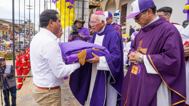 Gobernador ratifica su compromiso de sacar adelante la región ante imagen del Señor Cautivo
