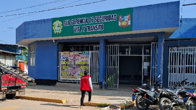  La Contraloría General detectó que la Municipalidad Provincial de Tambopata otorgó autorizaciones para brindar el servicio de transporte público en rutas que están fuera de su ámbito de competencia. Es el caso del permiso a la ruta Puerto Maldonado – Puerto Carlos - Puerto Mazuko - Mazuko, cuando es de competencia regional.