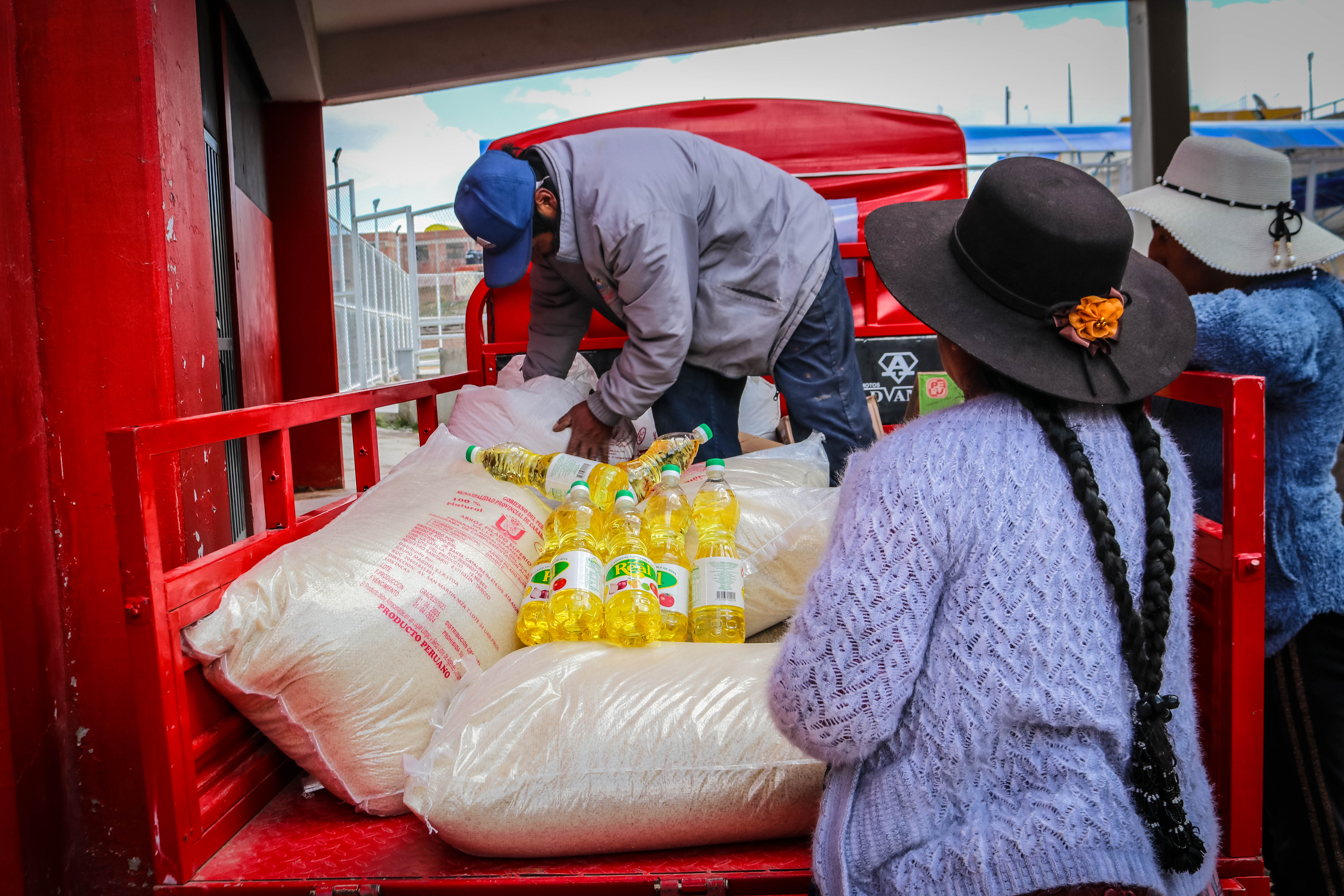 Los representantes de los comedores populares recibieron los productos verificando, la calidad y cantidad.