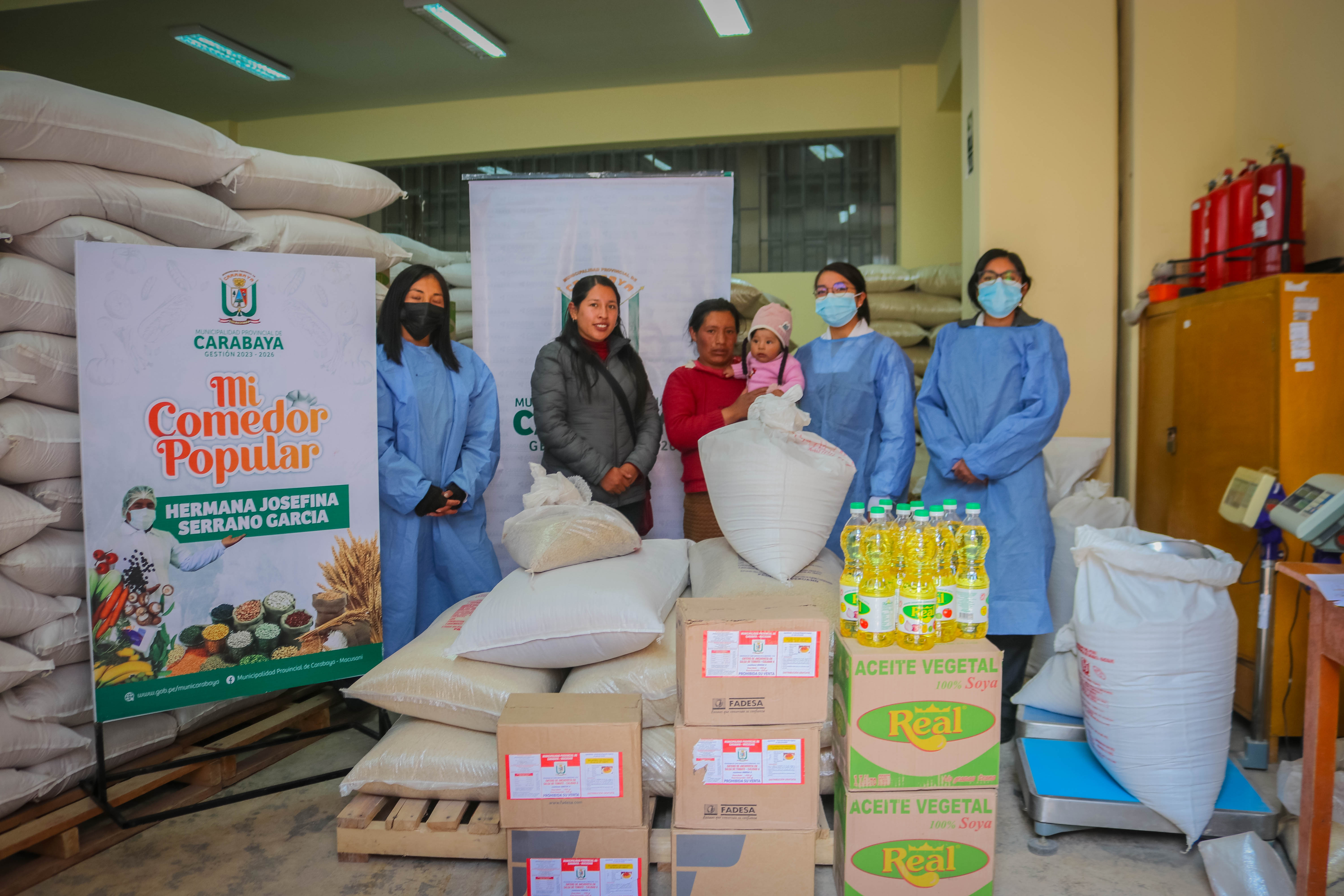 Los representantes de los comedores populares recibieron los productos verificando, la calidad y cantidad.