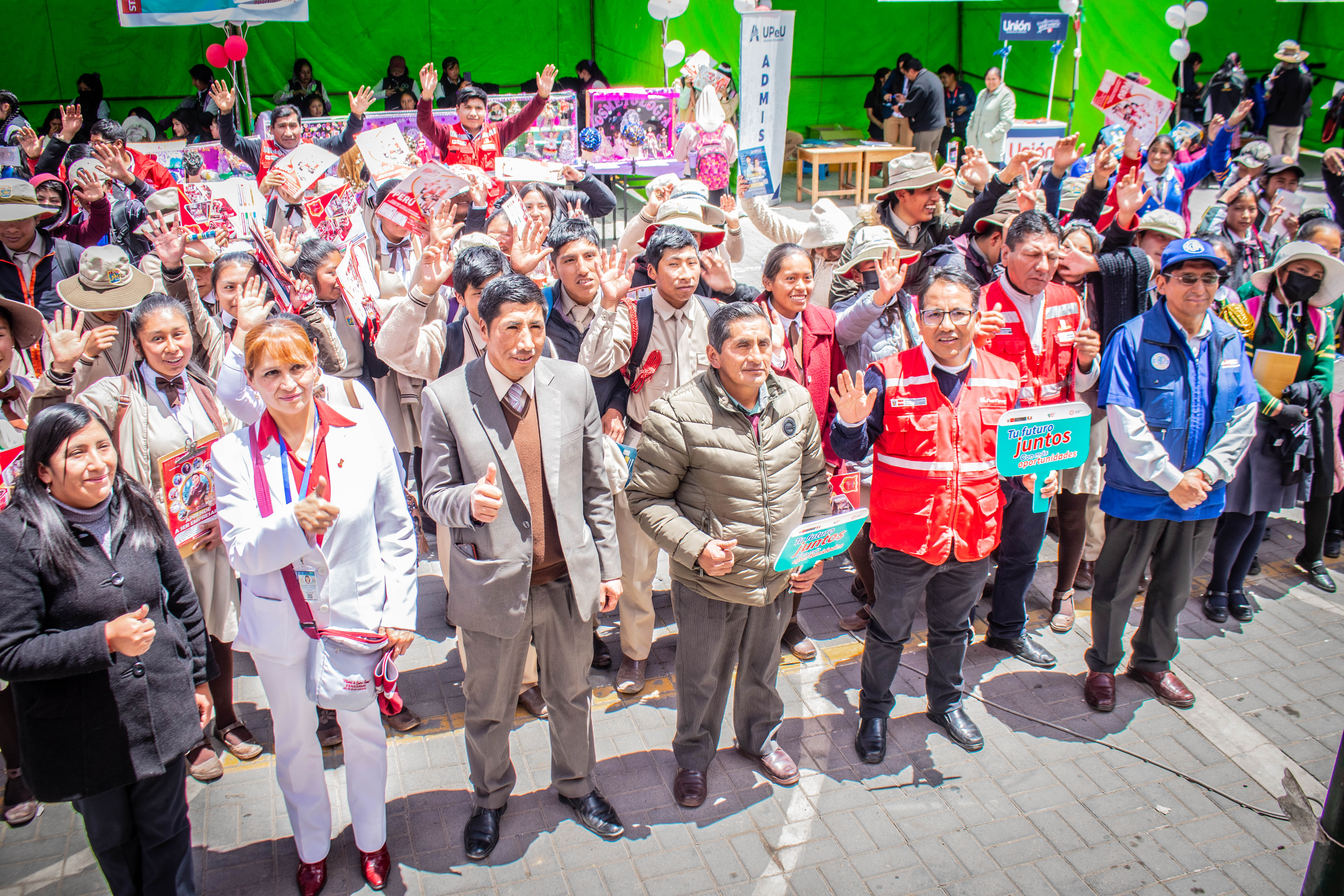 Primera Feria Educativa de orientación vocacional “Tu Futuro Juntos” en Macusani